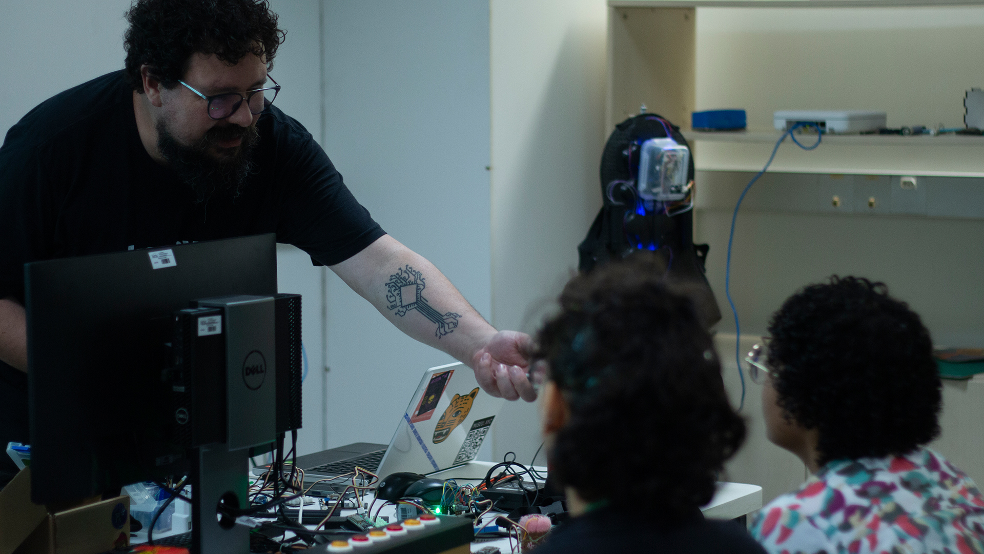 Máquina Sensível X-plorer + Parasite Vírus - Bienal de arte digital